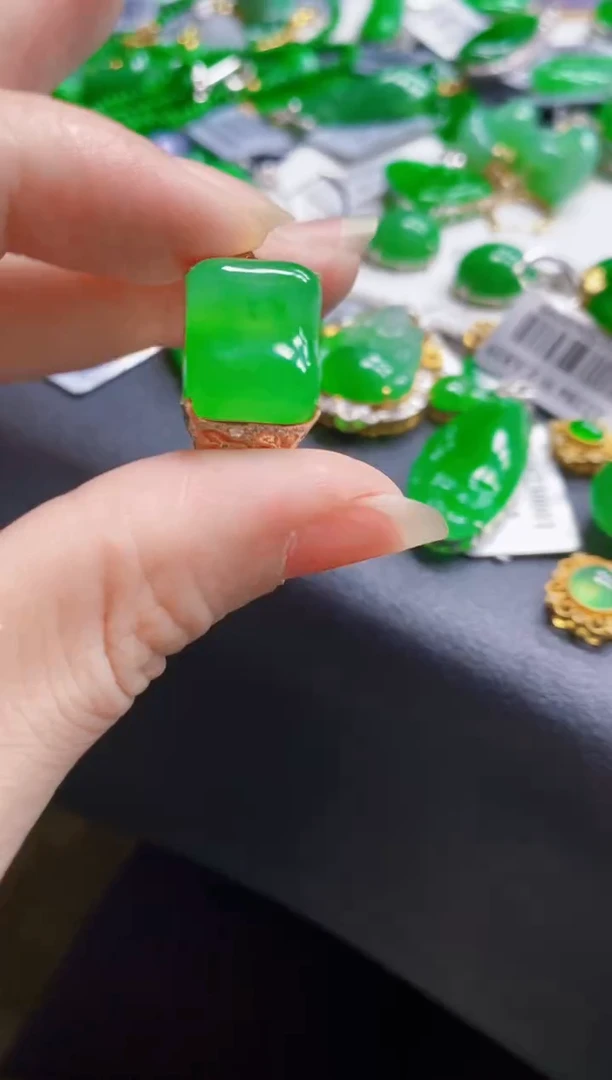 翡翠18K金镶嵌颈饰戒指