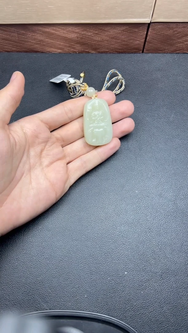 吊坠(赠链)未镶嵌和田玉E**o且末微色差迪克兰一细吊坠