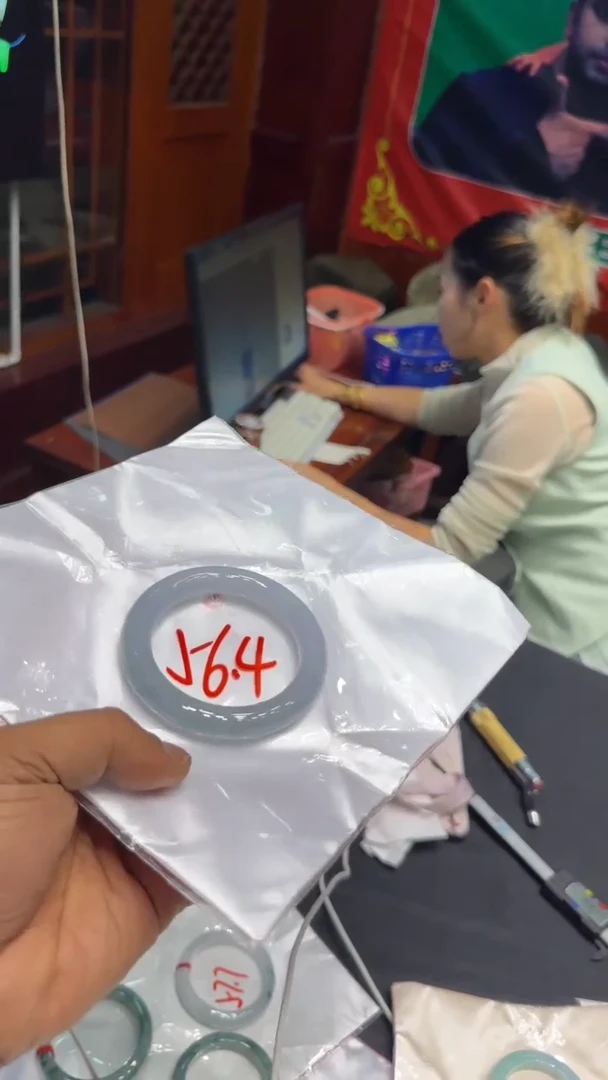 翡翠手镯未镶嵌手镯