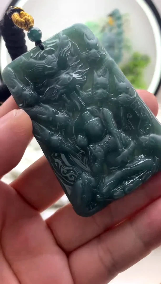 翡翠未镶嵌颈饰虚空藏