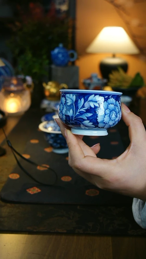 缠枝牡丹炉式杯