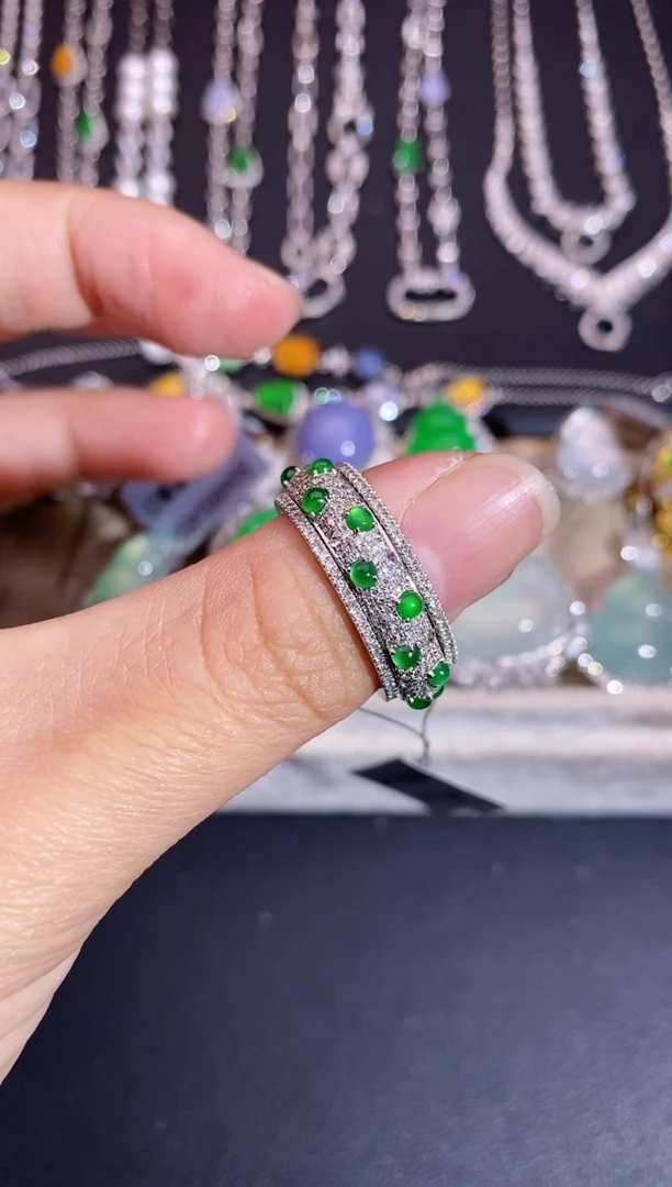 颈饰18K金镶嵌翡翠戒指