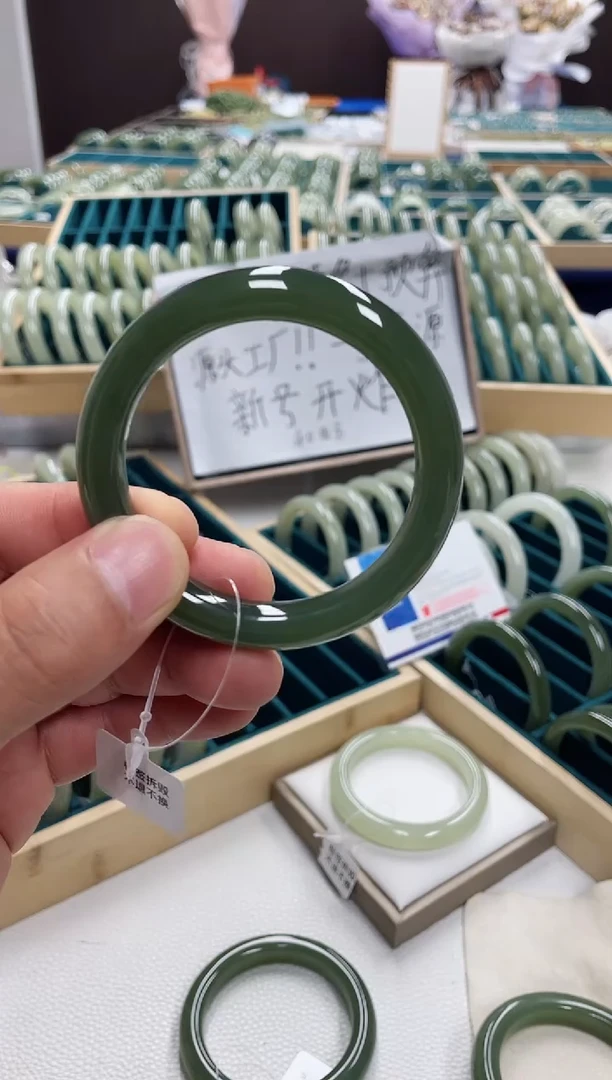 和田玉手镯未镶嵌我****美和田玉手镯