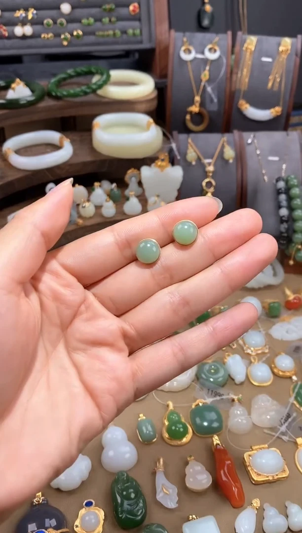 18K金镶嵌和田玉耳饰碧玉