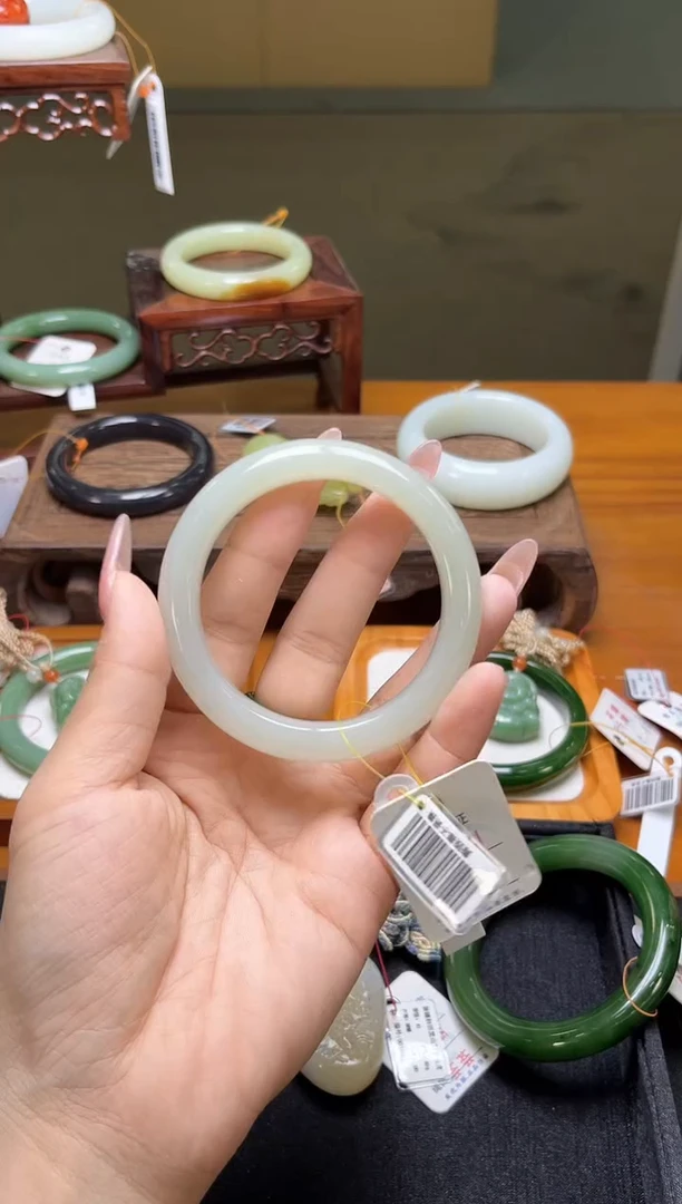 未镶嵌手镯和田玉且末青白 56+圈