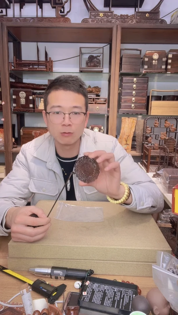 【闪购商品】乌木类书架329大红酸枝缠枝莲纹杯垫  瑕疵