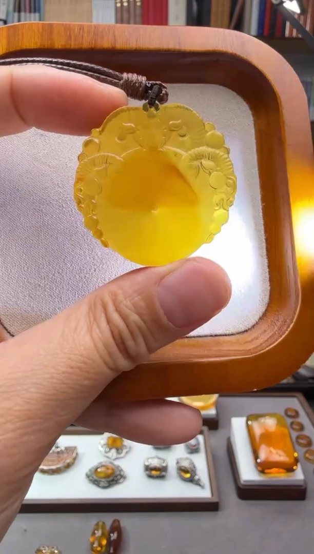 未镶嵌颈饰琥珀三羊开泰吊坠