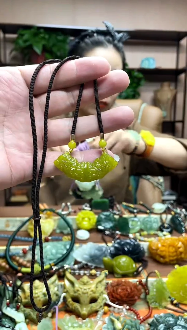 未镶嵌岫玉颈饰多样性发货发其中之一