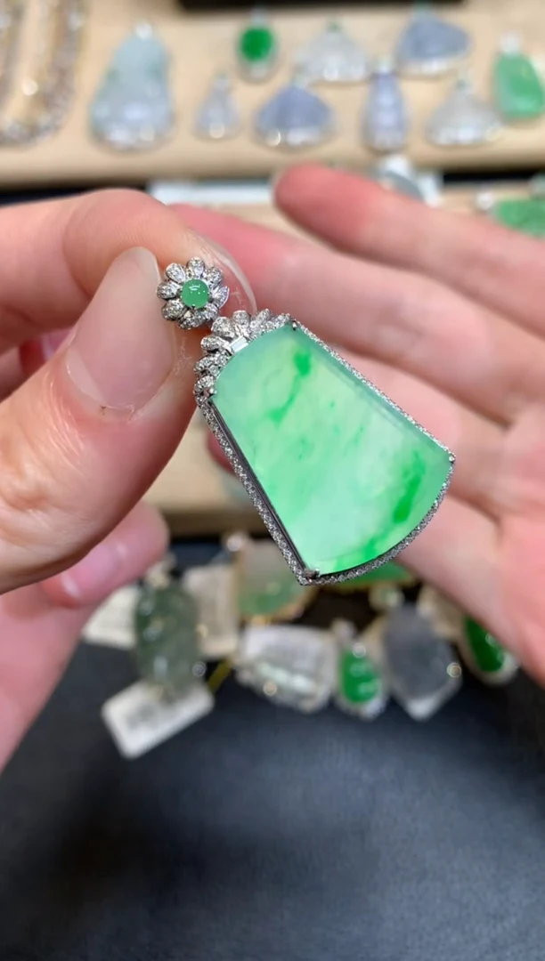 【闪购商品】翡翠颈饰18K金镶嵌无事牌【无服务费】