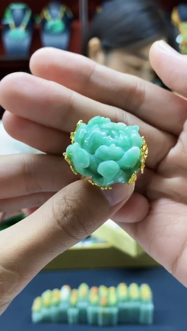 颈饰未镶嵌翡翠戒指