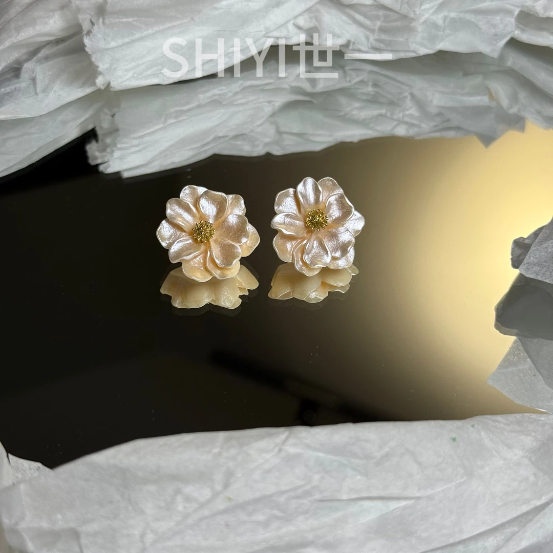 铜合金仿珍珠耳饰 D8256米色极光山茶花耳钉女植物花卉甜美百搭
