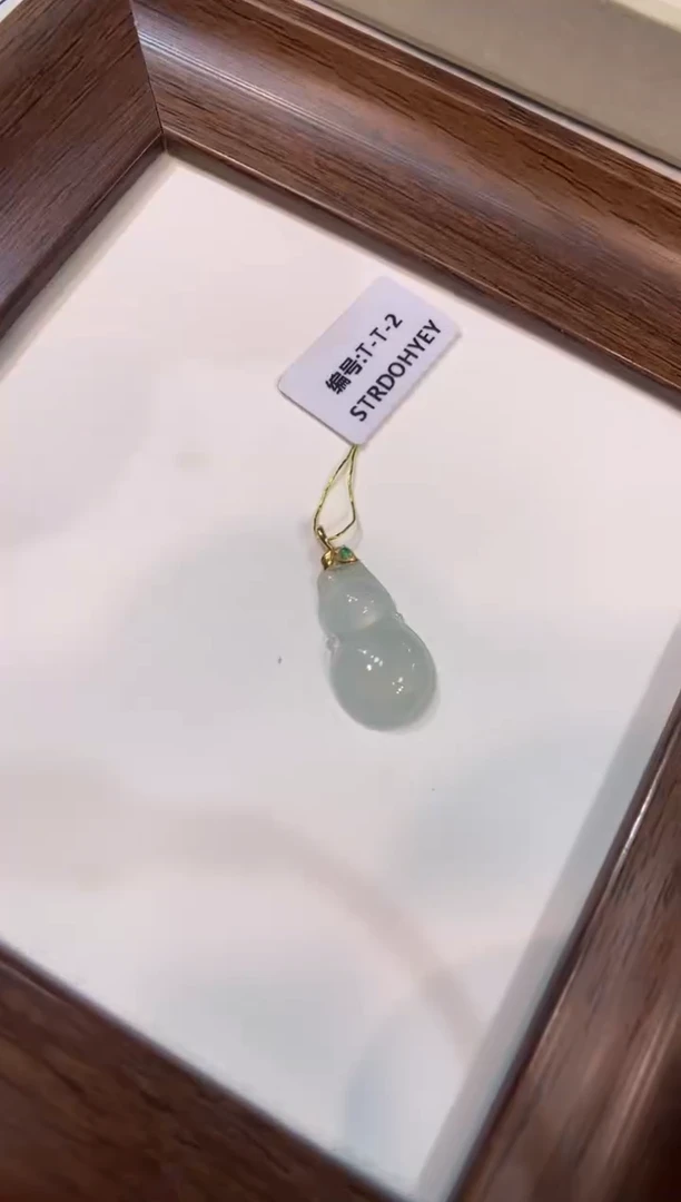 颈饰18K金镶嵌翡翠葫芦