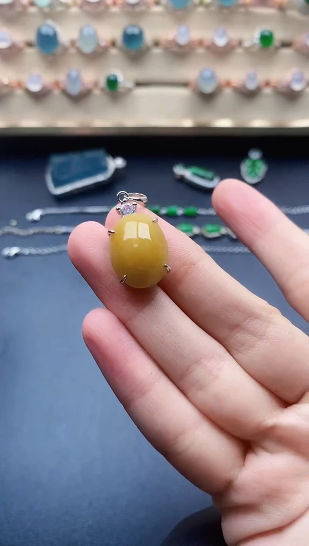 翡翠未镶嵌颈饰一物一证一礼盒