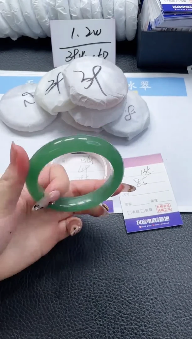 【闪购商品】石英质玉手镯未镶嵌135-60