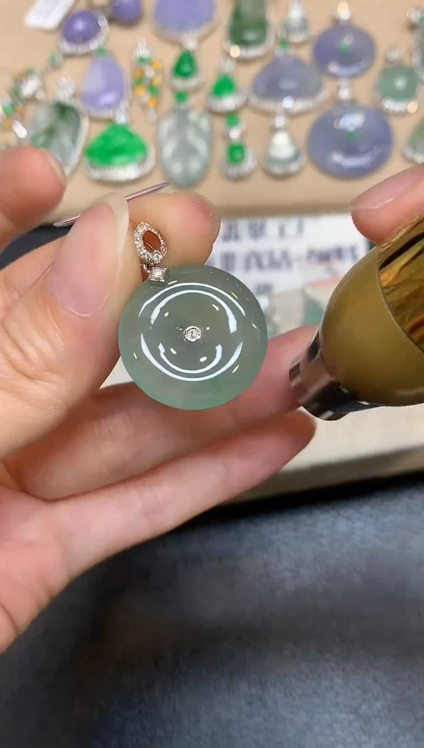 颈饰18K金镶嵌翡翠平安扣【无服务费