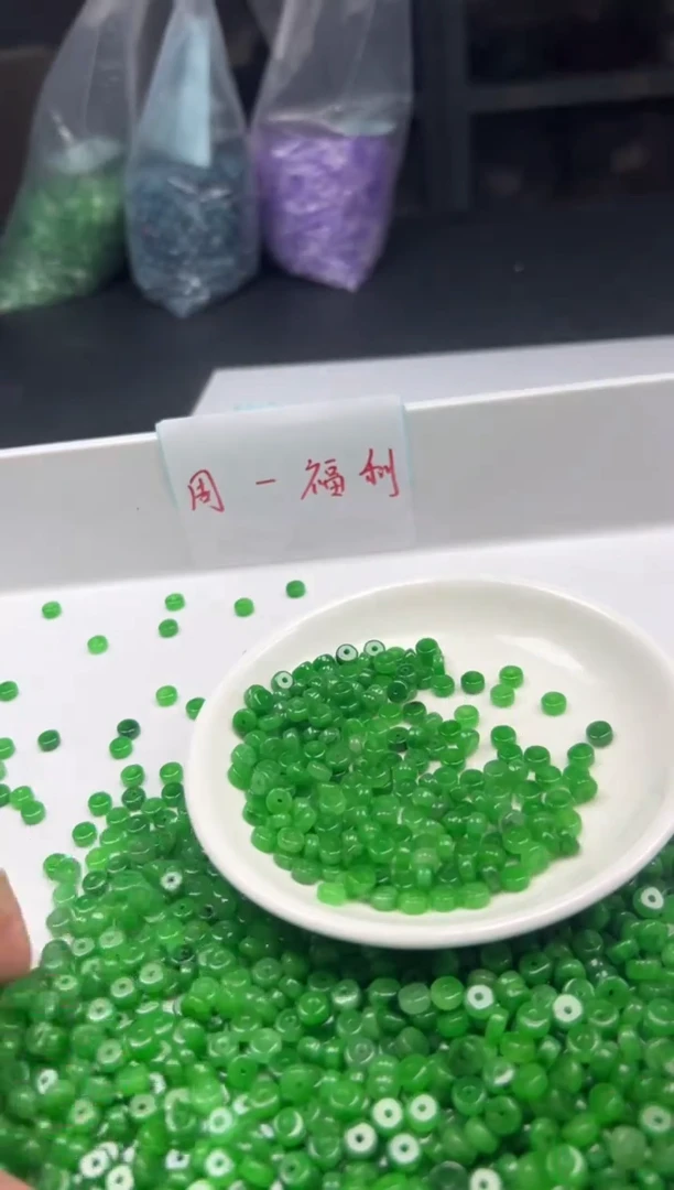 翡翠未镶嵌颈饰w1700辣绿翡算盘6*3mm*30颗
