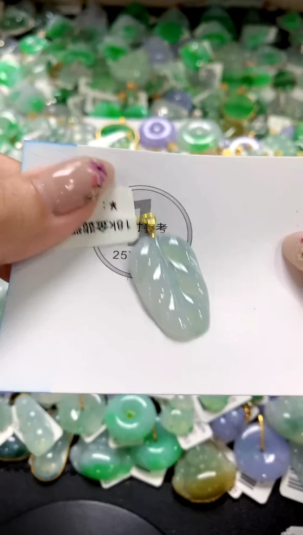 翡翠18K金镶嵌颈饰1111111111111111