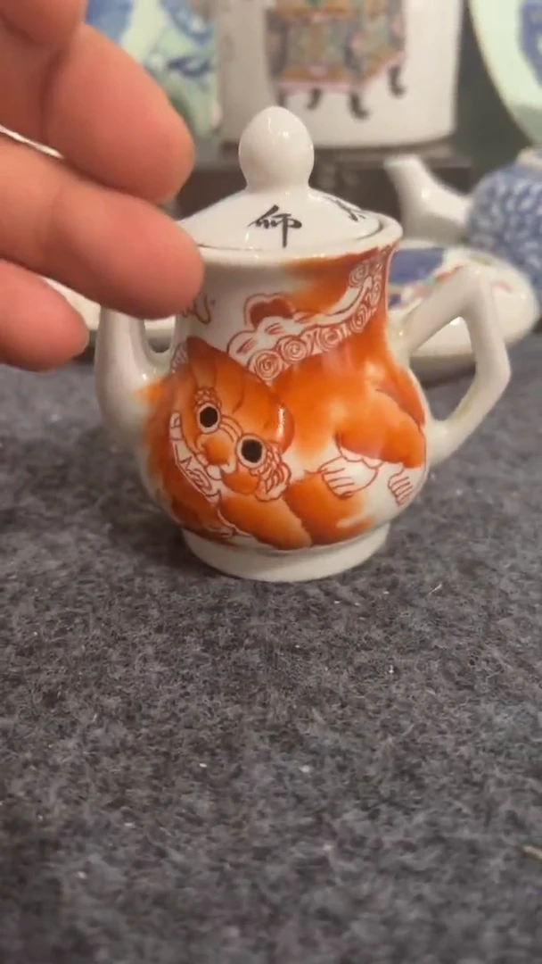 摆件瓷摆件瓷摆件狮子小壶