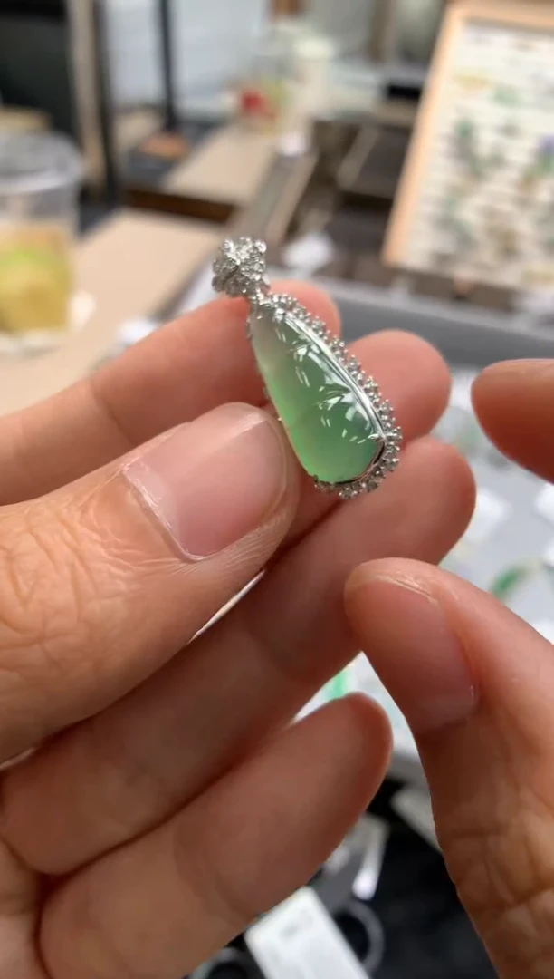 颈饰18K金镶嵌翡翠福豆