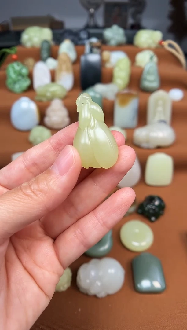 和田玉未镶嵌颈饰玉兰