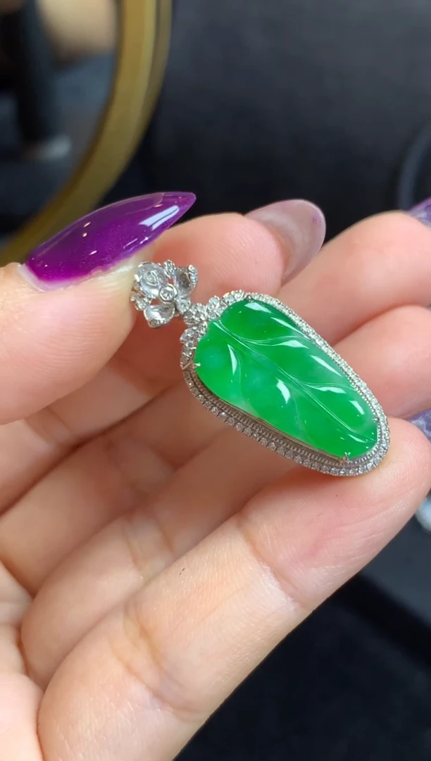 颈饰18K金镶嵌翡翠翡翠叶子