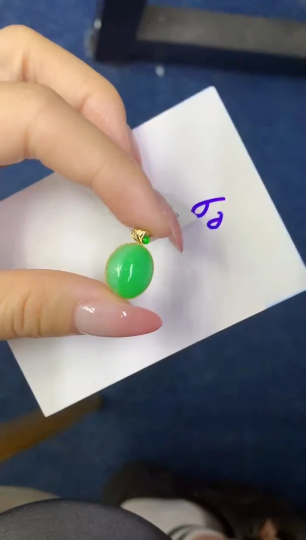 翡翠18K金镶嵌颈饰缅甸天然翡翠A货