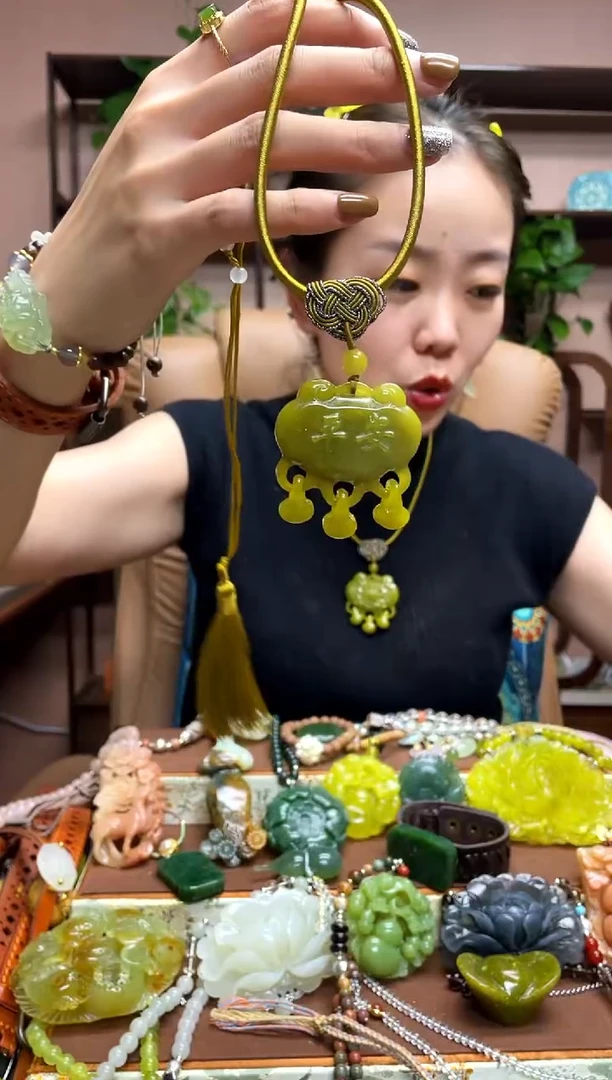 未镶嵌岫玉吊坠多样性发货发其中之一