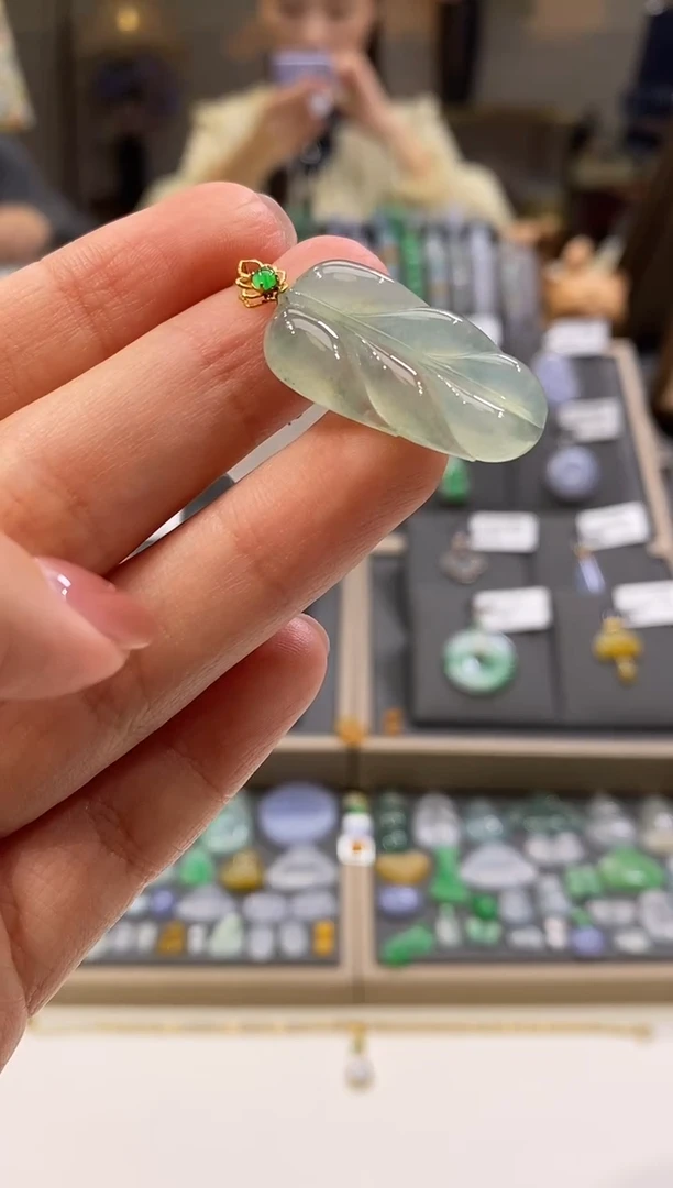 颈饰18K金镶嵌翡翠叶子