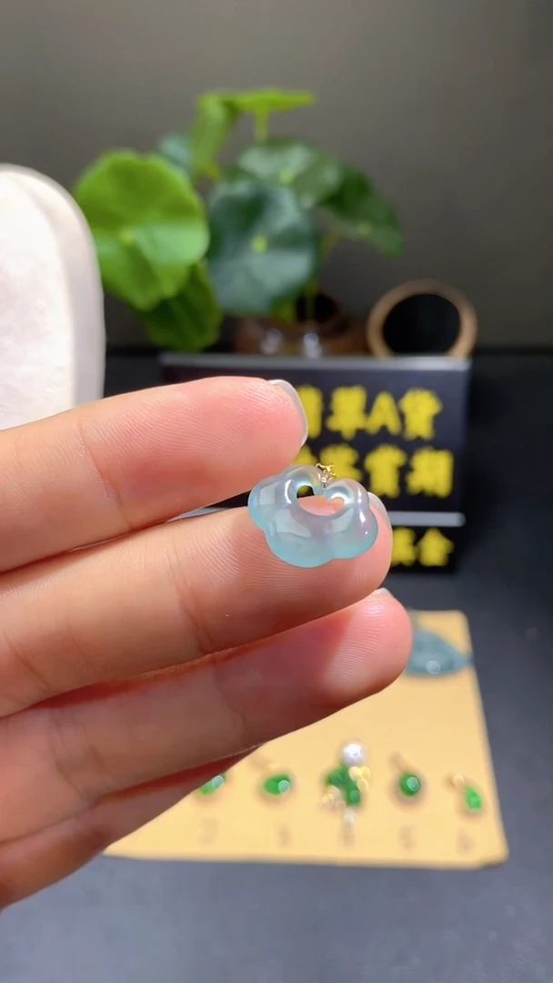 颈饰18K金镶嵌翡翠翡翠A货