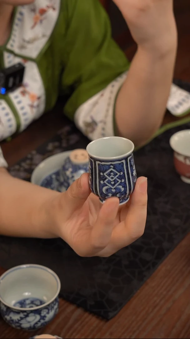 搏泥幻化蓝底花卉束腰杯