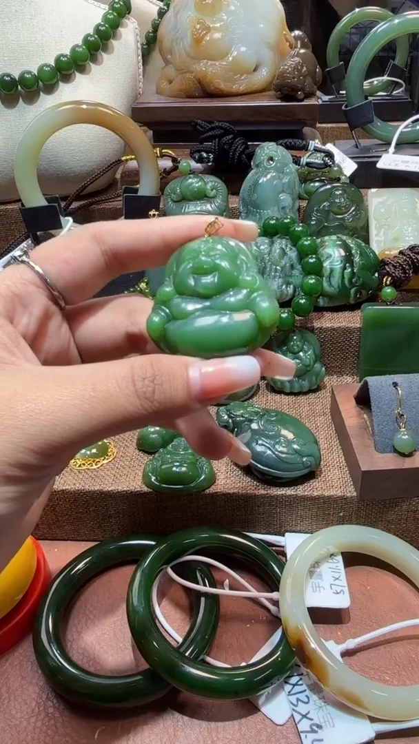 颈饰18K金镶嵌和田玉（碧玉）1