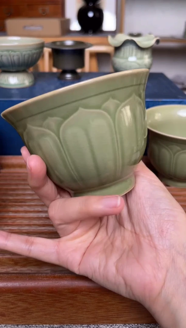 瓷器橄榄绿莲瓣大容量主人杯 微瑕