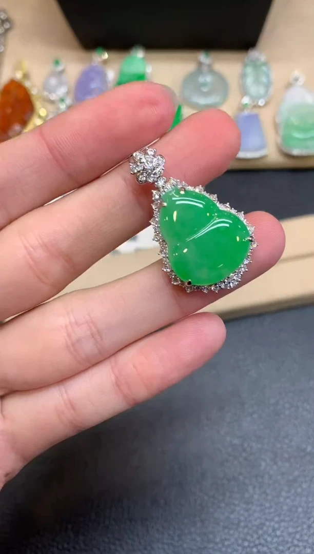 【闪购商品】翡翠颈饰18K金镶嵌葫芦【无服务费】