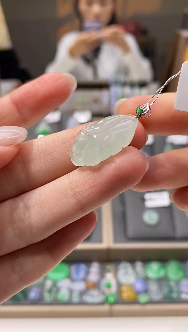 颈饰18K金镶嵌翡翠白菜