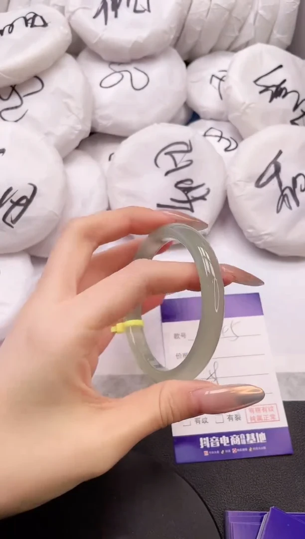 【闪购商品】石英质玉手镯未镶嵌11K345-58