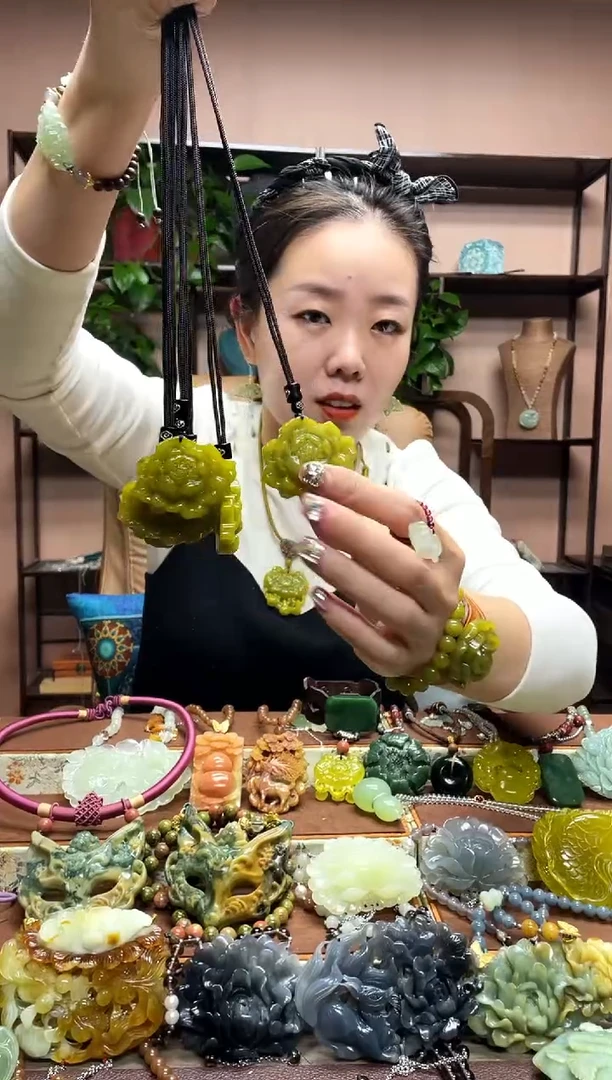 未镶嵌岫玉吊坠多样性发货发其中之一