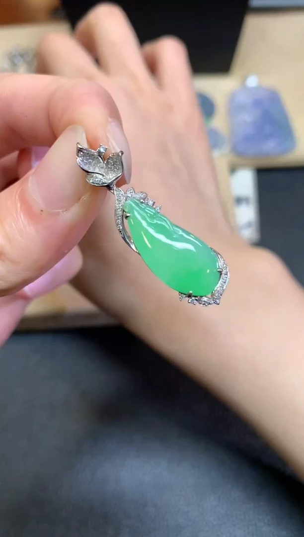 【闪购商品】翡翠颈饰18K金镶嵌福瓜【无服务费】