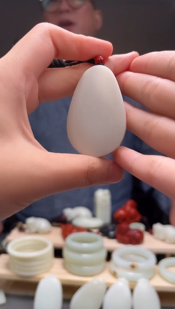 颈饰未镶嵌和田玉吊坠