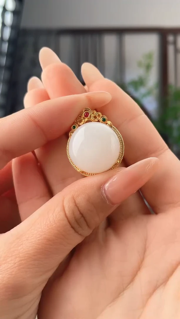 颈饰18K金镶嵌和田玉白玉吊坠 赠链