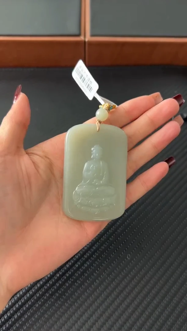 吊坠(赠链)未镶嵌和田玉且末微色差近矿吊坠K