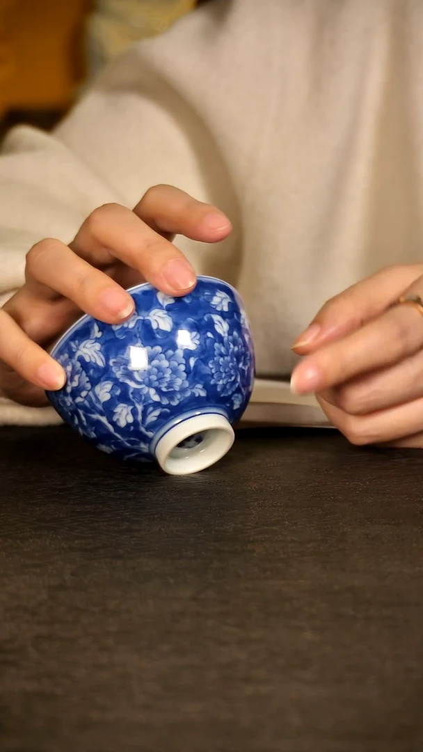 红丰窑青花牡丹花卉蓝地鸡心杯lxt
