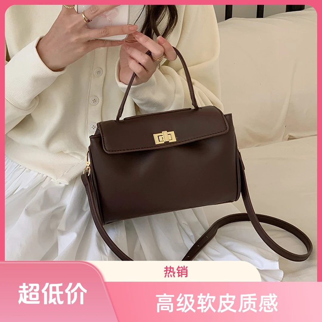 锁扣女包高级百搭单肩斜挎包高档小众软皮质感小蜜蜂时尚玩偶服