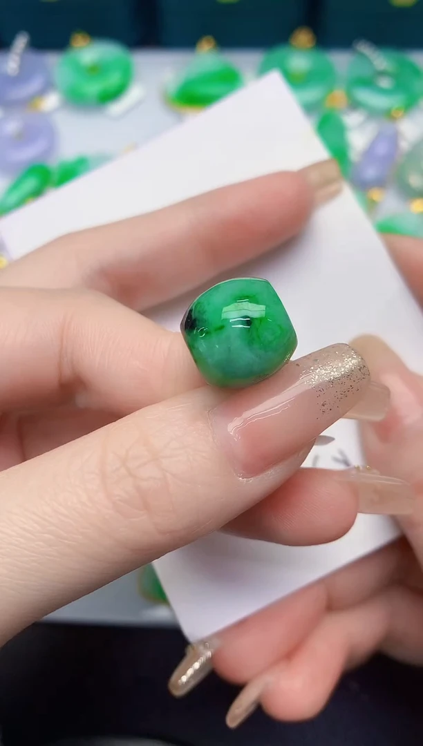 颈饰未镶嵌翡翠缅甸天然翡翠A货