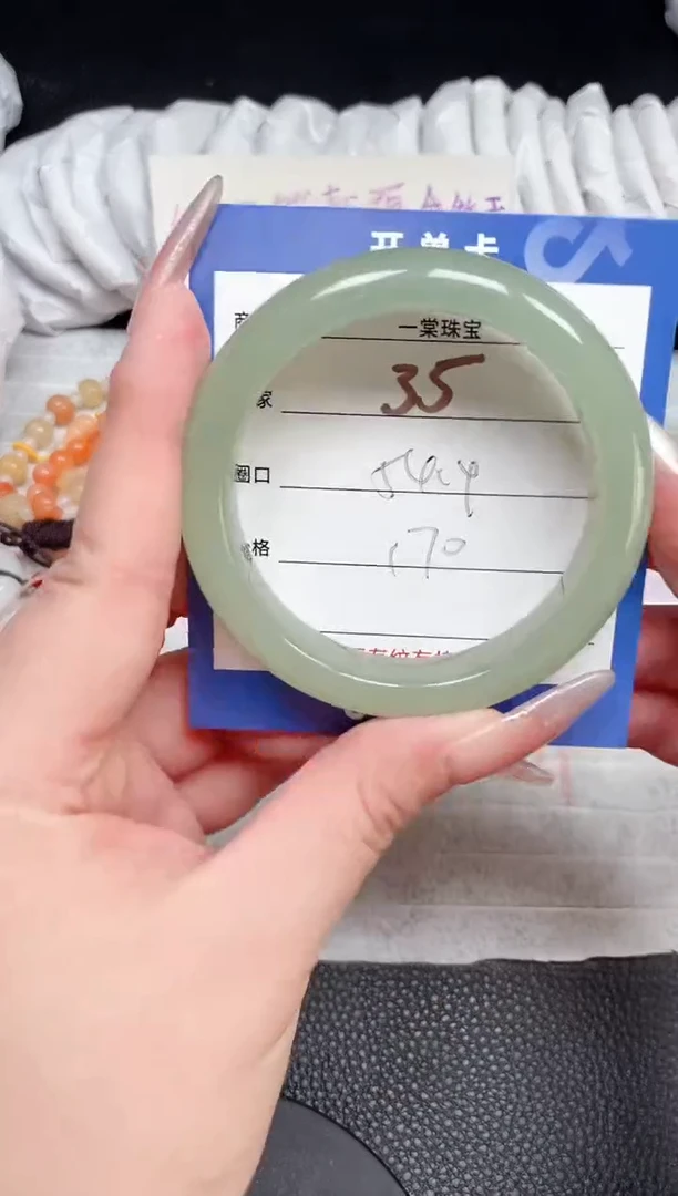 【闪购商品】石英质玉手镯未镶嵌35