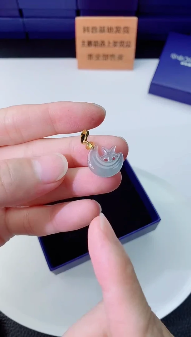 翡翠未镶嵌颈饰   `