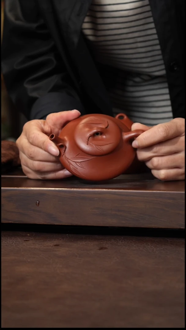 茶壶紫砂朱泥贴竹叶无尘100cc左右
