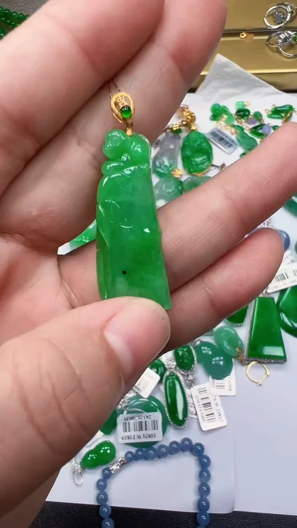 翡翠18K金镶嵌颈饰竹子