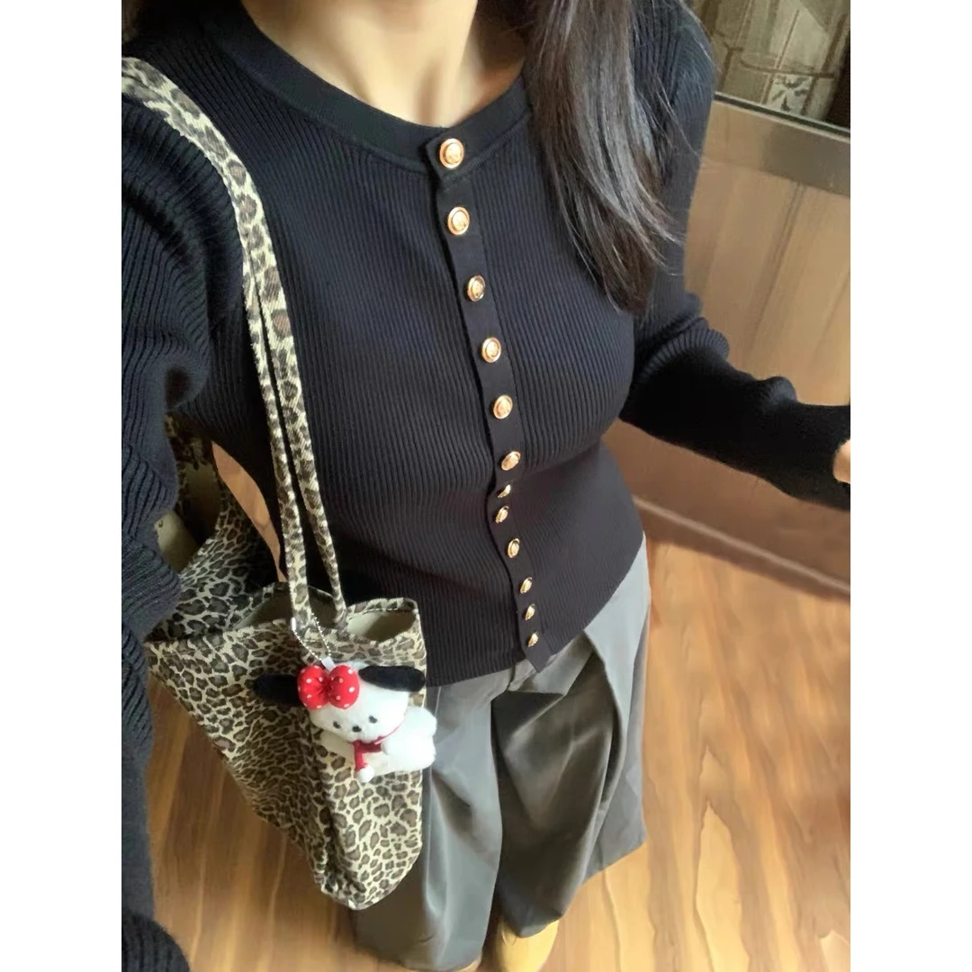 黑色高级感金属扣长袖针织衫女秋冬季新款软糯修身显瘦内搭打底衫