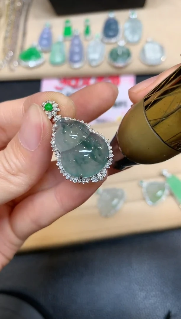 【闪购商品】翡翠颈饰18K金镶嵌葫芦【无服务费