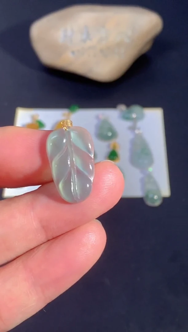 颈饰18K金镶嵌翡翠